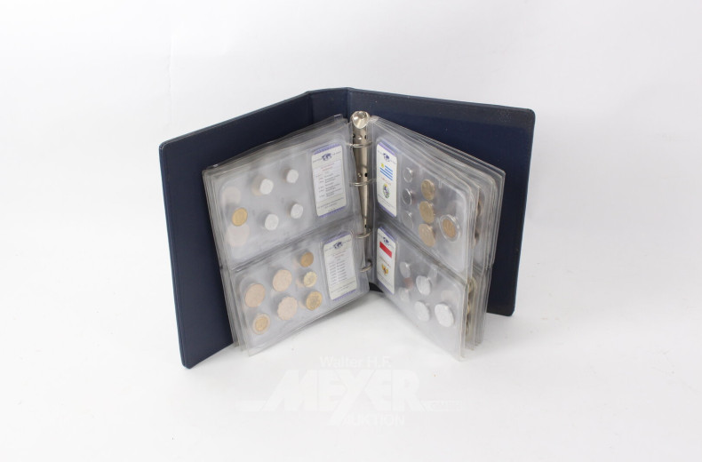 Konvolut Euro-Numisblätter, Kursmünzsätze aus aller Welt u. Briefmarken in 5 Alben