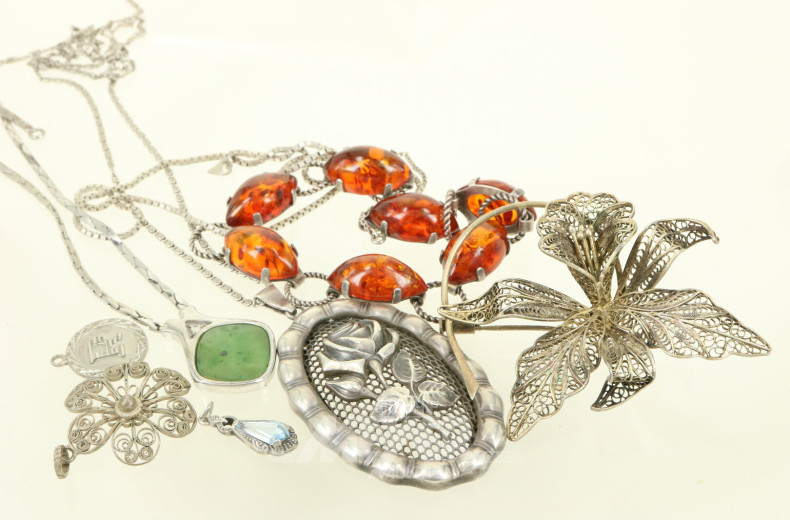 Konvolut Silberschmuck, best. aus: