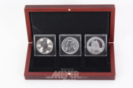 3 Silbermünzen in Stempelglanz, best. aus Kanada 5 Dollars 2017, Südafrika 1 Unze Krügerrand 2017 u. China 10 Yuan 2017