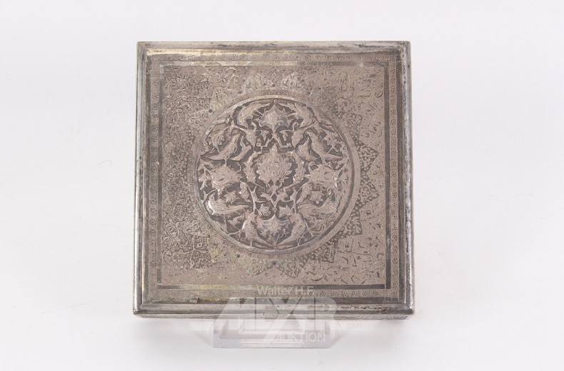 Silberdose, reichlich floral u. figural verziert