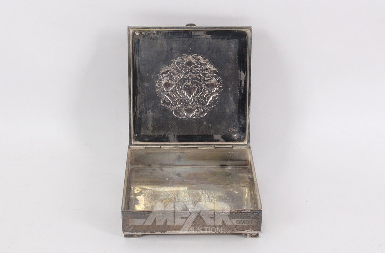 Silberdose, reichlich floral u. figural verziert