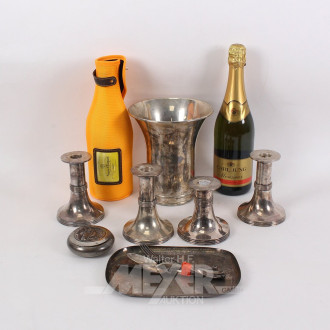 Posten Tischdekorationen: 4 Kerzenleuchter, Tablett, Besteckteile u. 1 Flaschenstand