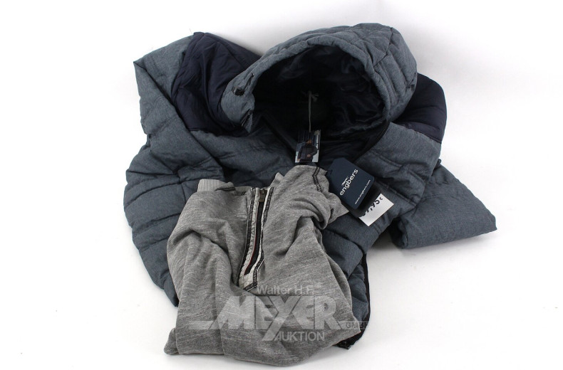 Konvolut Herrenbekleidung, u.a. Jacken, Hemden, Crocs