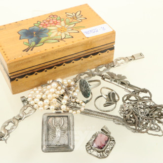 Konvolut Silberschmuck, best. aus Ketten, Ringe, Armbänder etc., 800er bis 925er Silber