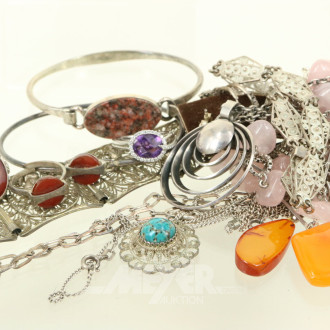 Konvolut Silberschmuck, best. aus Ketten, Anhänger, Ringe, Armbänder u. Ohstecker