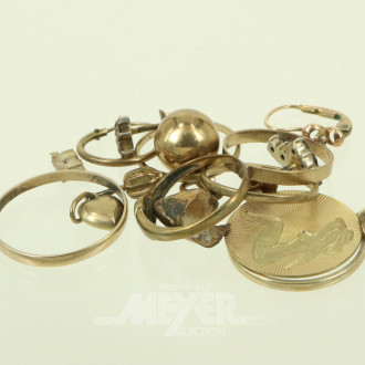 Konvolut 333er Goldschmuck, best. aus Ringe, Ohrstecker, Anhänger u. etw. Zahngold