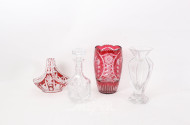 4 Teile Glas u. Kristall: 2 Vasen, 1 Karaffe u. 1 Henkelkorb