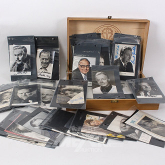 Holzschatulle mit umfangreicher Sammlung div. Autogramme, -karten
