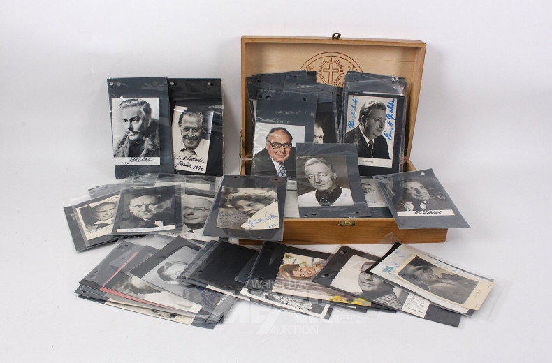 Holzschatulle mit umfangreicher Sammlung div. Autogramme, -karten
