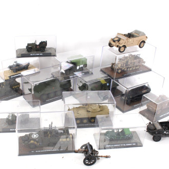 Militärfahrzeuge, haupts. im Schaukasten, ca. 15 Stk.