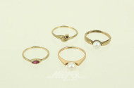 4 Ringe, davon 2 mit Perle u. 2 mit kl. Rubin