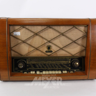 altes Radio im Holzgehäuse