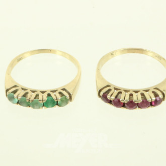 Paar Ringe mit grünen und roten Farbsteinen
