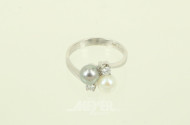 Ring mit 2 Perlen u. 2 kl. Brillanten