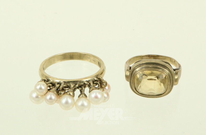 2 Ringe, davon 1 mit beweglichen Perlen u. 1 mit gelbem Farbstein