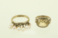 2 Ringe, davon 1 mit beweglichen Perlen u. 1 mit gelbem Farbstein