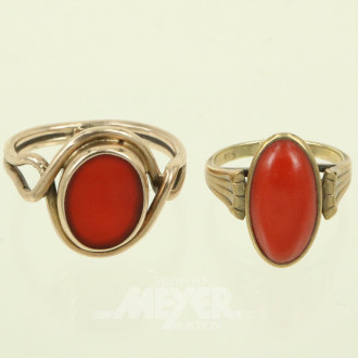 2 Ringe, davon 1 mit roter Achatplatte u. 1 mit roter Koralle