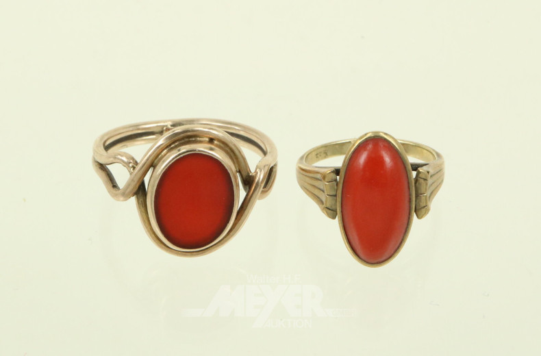 2 Ringe, davon 1 mit roter Achatplatte u. 1 mit roter Koralle