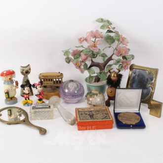 Posten Tischdekorationen: Räuchermännchen, Spieluhr, Tischfeuerzeug, Handspiegel etc.