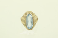 Ring mit hellblauem Farbstein