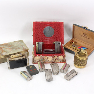 Konvolut: div. Feuerzeuge, Deckeldosen, Abzeichen