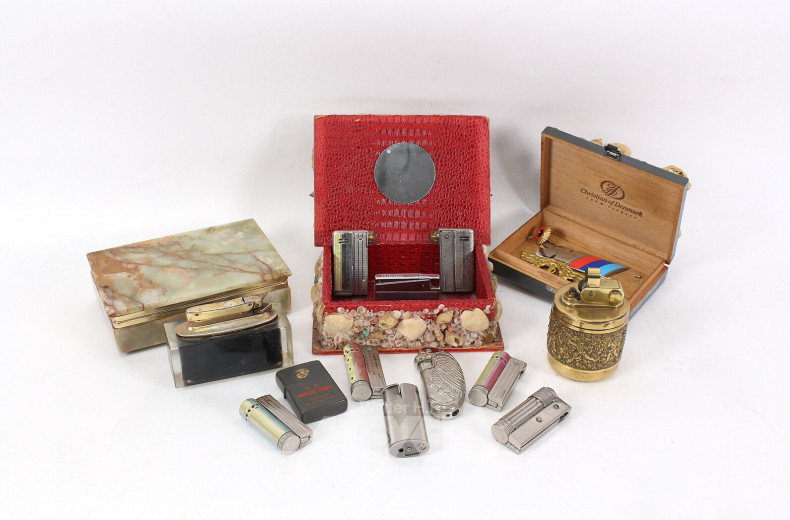 Konvolut: div. Feuerzeuge, Deckeldosen, Abzeichen