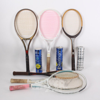 Konvolut nostalgischer Tennisschläger und Bälle