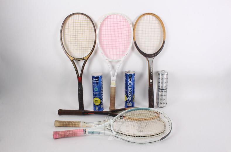 Konvolut nostalgischer Tennisschläger und Bälle