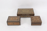 3 Holzschatullen, intarsiert u. verziert