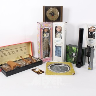 Posten Hausrat: Barometer, Gläser mit Zinnapplikation, Glasdekoration "Bären", 3 Porz.-Sammelpuppen, etc.