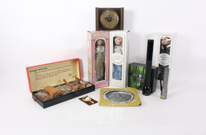 Posten Hausrat: Barometer, Gläser mit Zinnapplikation, Glasdekoration "Bären", 3 Porz.-Sammelpuppen, etc.