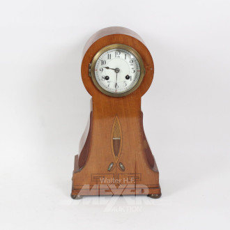 kl. Buffetuhr im Jugendstil mit Perlmuttintarsien und Pendel