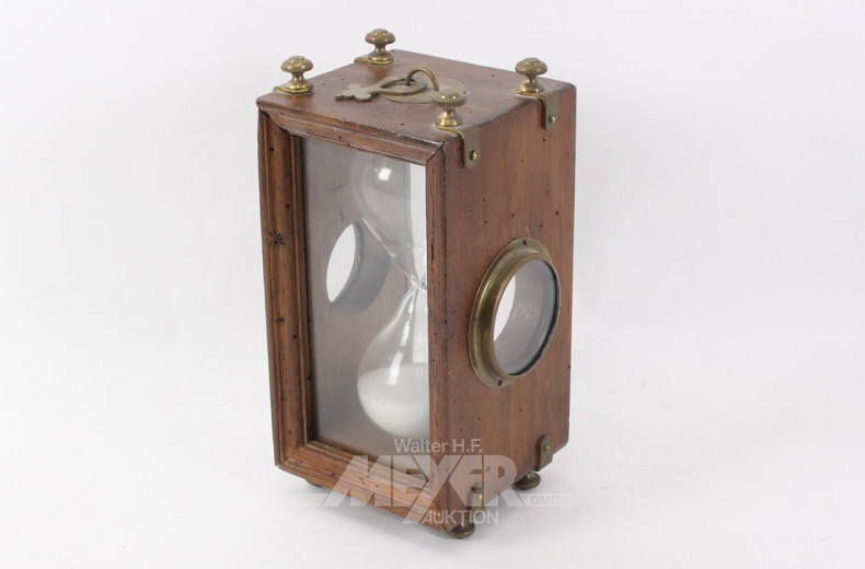 antike Sanduhr im Holzgehäuse mit Messingbeschlag