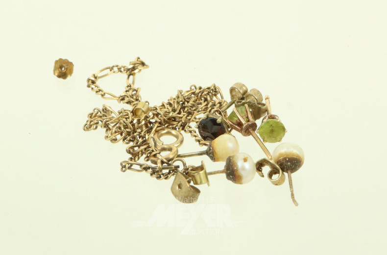 kl. Konvolut Bruchgold, best. aus Ohrstecker in 333 u. 585 GG u. 1Kette in 750 GG