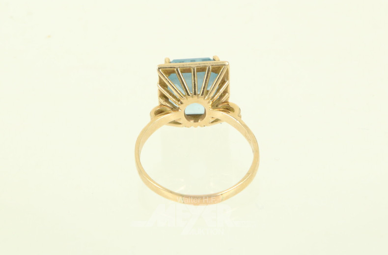 Ring mit blauem Farbstein