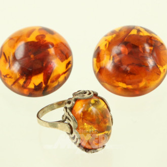 Ring u. ein Paar Ohrclips mit Bernstein