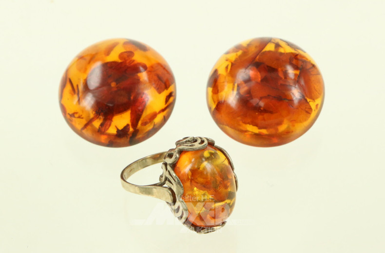 Ring u. ein Paar Ohrclips mit Bernstein