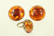 Ring u. ein Paar Ohrclips mit Bernstein