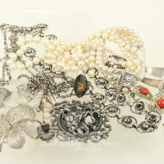 Konvolut Silberschmuck, best. aus Broschen, Armbänder, Ketten u. Ringe