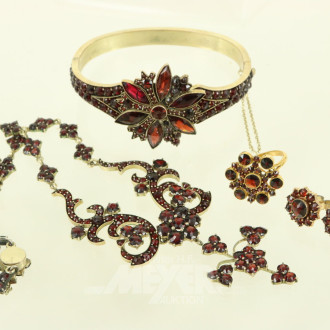 Konvolut Granatschmuck, überw. vergoldet