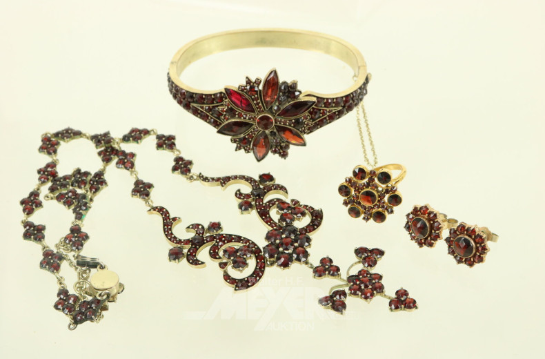 Konvolut Granatschmuck, überw. vergoldet