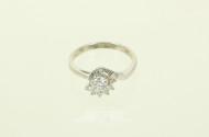 Ring mit 1 Brillanten von ca. 0.2ct, mit Halbkranz von 6 kl. Brillanten