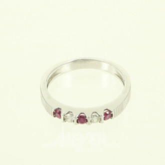 Ring mit 3 kl. roten Farbsteinen u. 2 kl. Diamanten