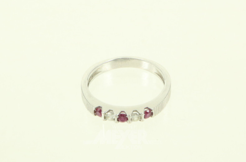 Ring mit 3 kl. roten Farbsteinen u. 2 kl. Diamanten