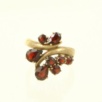 verspielter Ring mit Granatbesatz