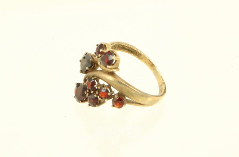 verspielter Ring mit Granatbesatz