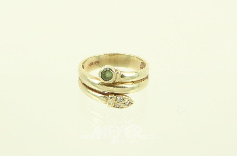 Ring in Wickeloptik mit 3 kl. Brillanten u. 1 grünen Farbstein