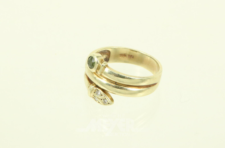 Ring in Wickeloptik mit 3 kl. Brillanten u. 1 grünen Farbstein