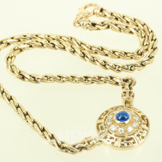 Collier mit dekorativem Anhänger, mit blauem Glas-Cabochon u. 10 farblosen Steinen