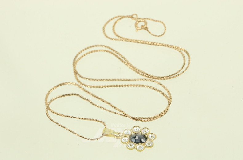 Kette mit Anhänger, besetzt mit 1 blauen Farbstein u. 8 Diamantimitationen